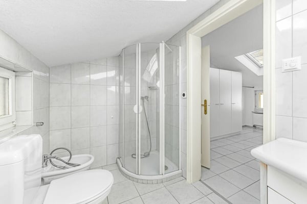 Multifunktionales Zweifamilienhaus mit grosszügigem Platzangebot, in nächster Nähe zum See 9