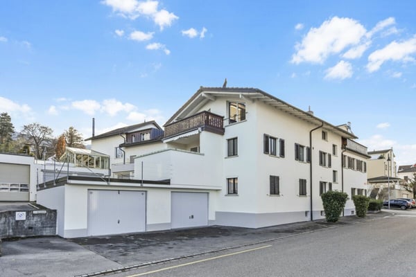 Multifunktionales Zweifamilienhaus mit grosszügigem Platzangebot, in nächster Nähe zum See 1