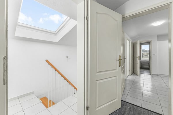 Multifunktionales Zweifamilienhaus mit grosszügigem Platzangebot, in nächster Nähe zum See 12