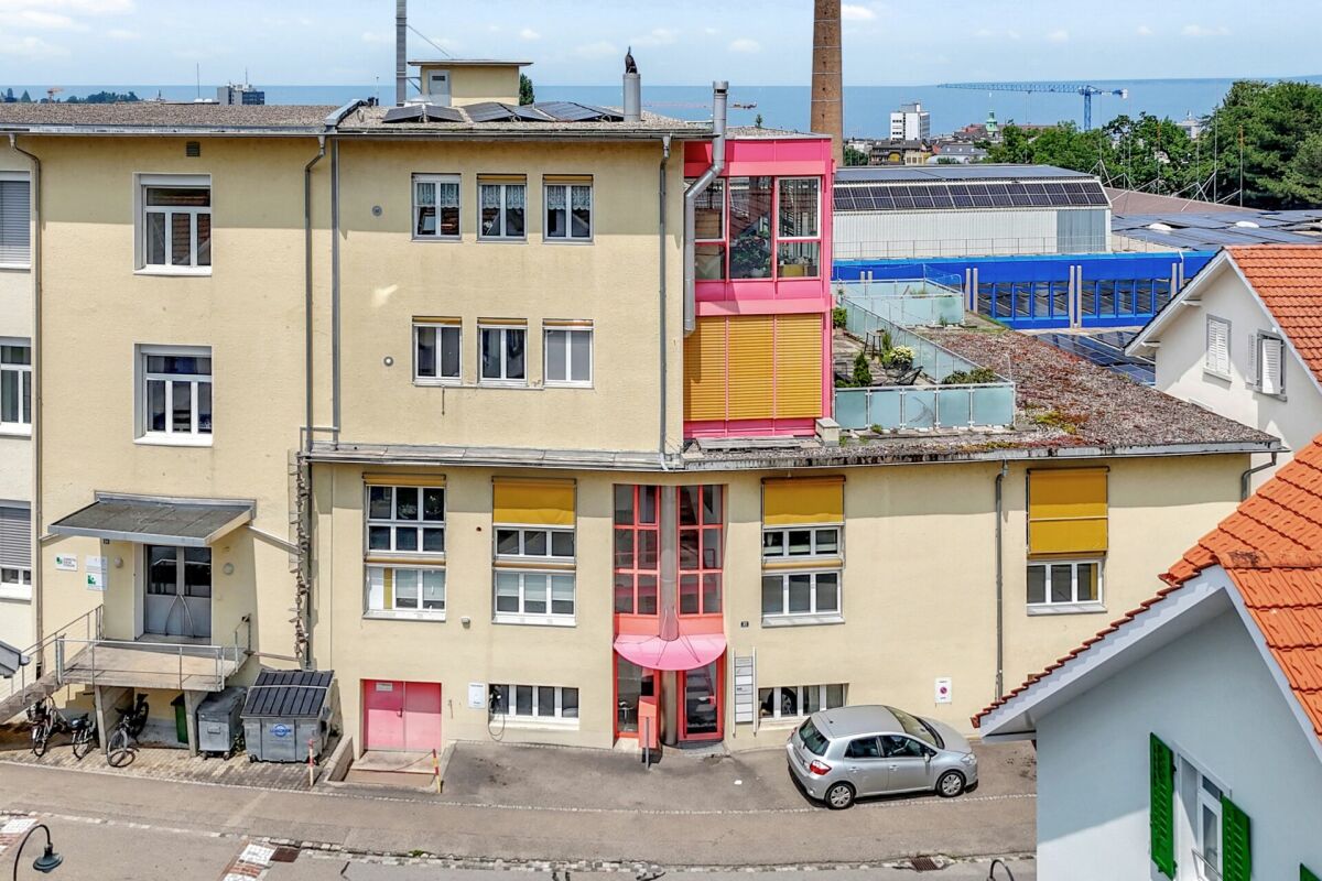 Stattliches Wohn- und Geschäftshaus mit zwei grossen Wohnungen und vielseitig nutzbarem Gewerbe an zentraler Lage