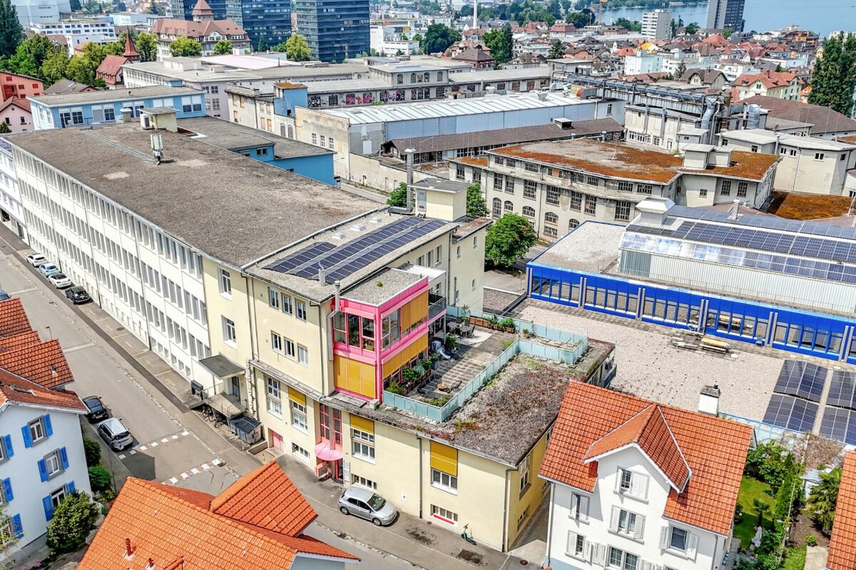 Stattliches Wohn- und Geschäftshaus mit zwei grossen Wohnungen und vielseitig nutzbarem Gewerbe an zentraler Lage