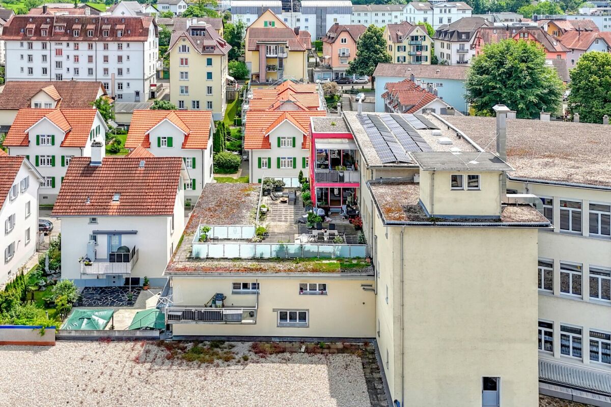 Stattliches Wohn- und Geschäftshaus mit zwei grossen Wohnungen und vielseitig nutzbarem Gewerbe an zentraler Lage
