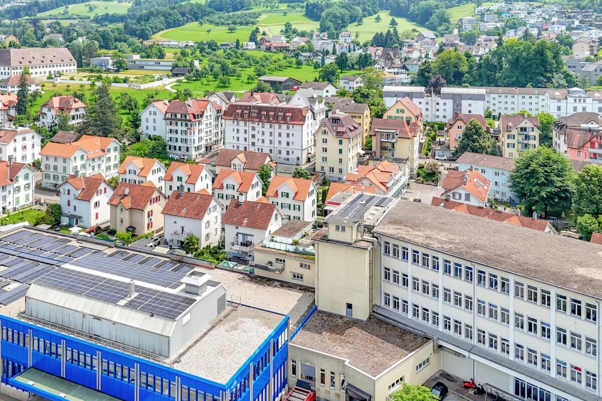 Stattliches Wohn- und Geschäftshaus mit zwei grossen Wohnungen und vielseitig nutzbarem Gewerbe an zentraler Lage