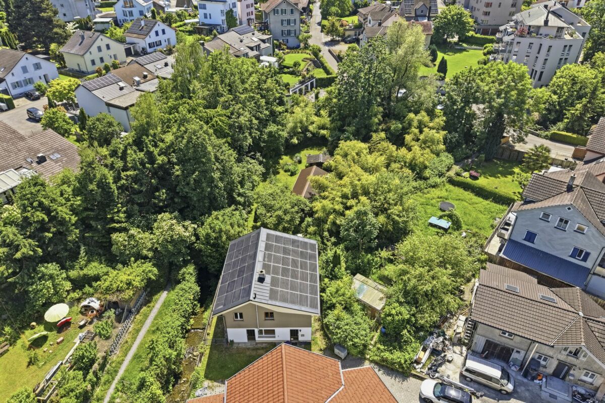 Idyllisches, zentral gelegenes Einfamilienhaus mit Gartenparadies und viel Umschwung