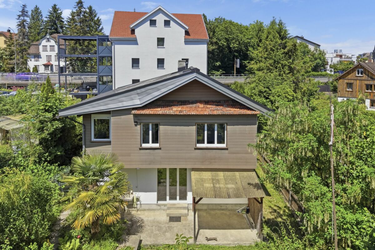 Idyllisches, zentral gelegenes Einfamilienhaus mit Gartenparadies und viel Umschwung