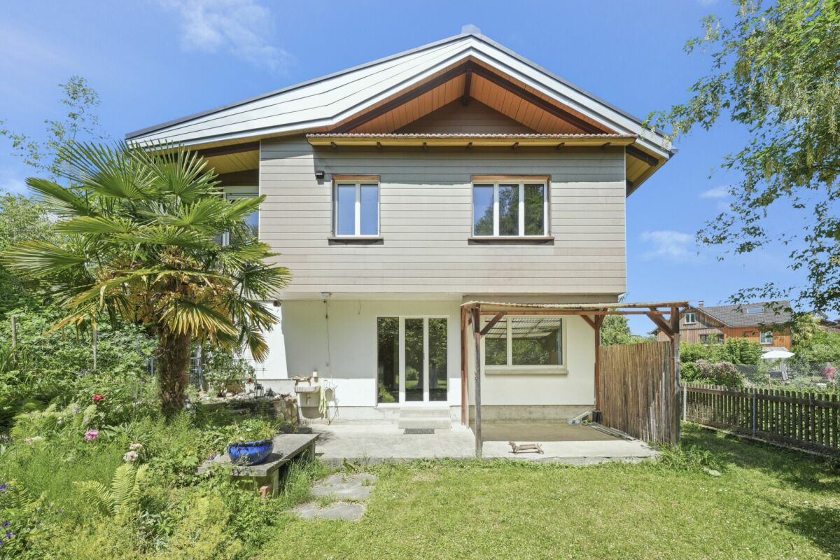 Idyllisches, zentral gelegenes Einfamilienhaus mit Gartenparadies und viel Umschwung