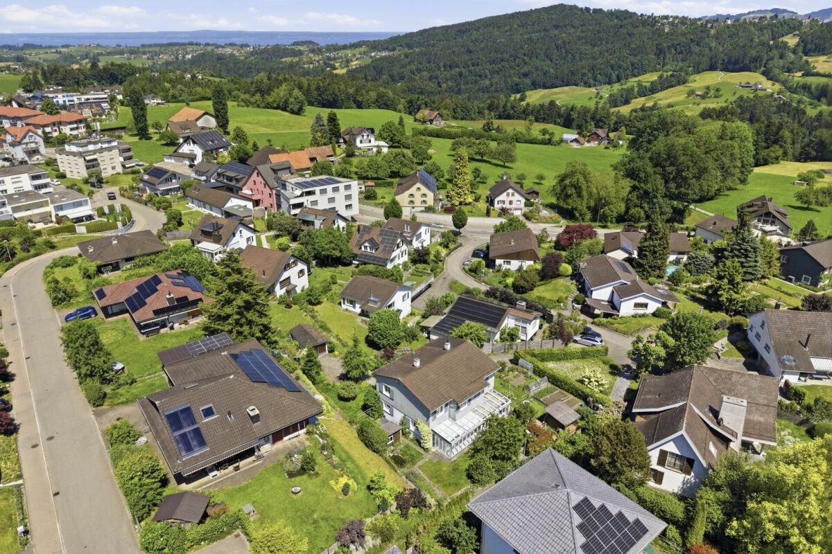 Charmantes Doppel-Einfamilienhaus mit Wintergarten und Garage an traumhafter Lage