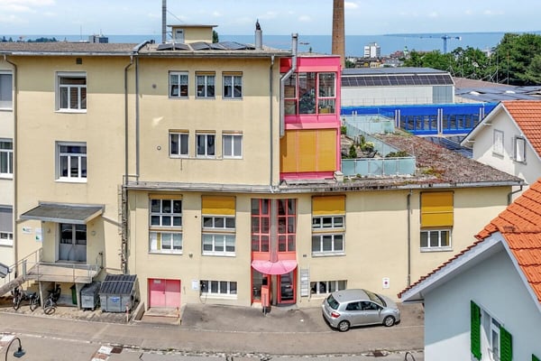 Stattliches Wohn- und Geschäftshaus mit zwei grossen Wohnungen und vielseitig nutzbarem Gewerbe an zentraler Lage 55