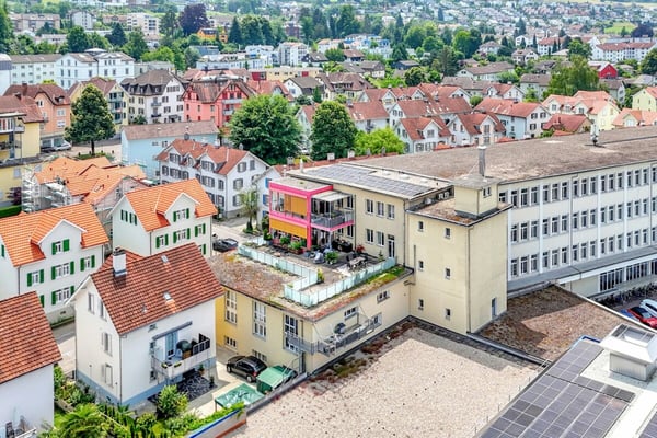 Stattliches Wohn- und Geschäftshaus mit zwei grossen Wohnungen und vielseitig nutzbarem Gewerbe an zentraler Lage 60