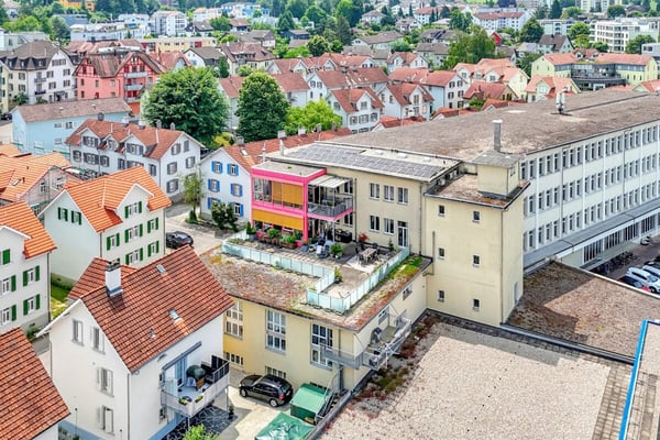 Stattliches Wohn- und Geschäftshaus mit zwei grossen Wohnungen und vielseitig nutzbarem Gewerbe an zentraler Lage 62