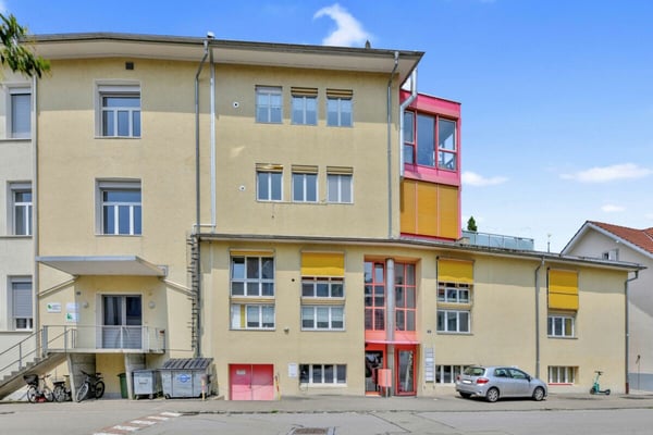 Stattliches Wohn- und Geschäftshaus mit zwei grossen Wohnungen und vielseitig nutzbarem Gewerbe an zentraler Lage 2