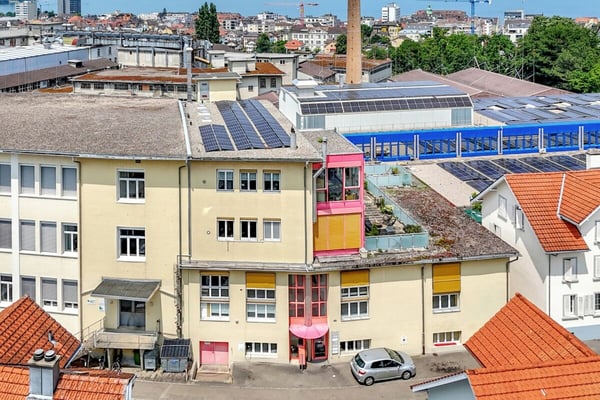 Stattliches Wohn- und Geschäftshaus mit zwei grossen Wohnungen und vielseitig nutzbarem Gewerbe an zentraler Lage 1