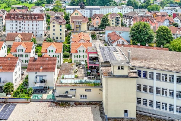 Stattliches Wohn- und Geschäftshaus mit zwei grossen Wohnungen und vielseitig nutzbarem Gewerbe an zentraler Lage 61