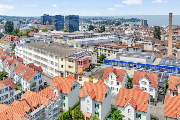 Stattliches Wohn- und Geschäftshaus mit zwei grossen Wohnungen und vielseitig nutzbarem Gewerbe an zentraler Lage 1