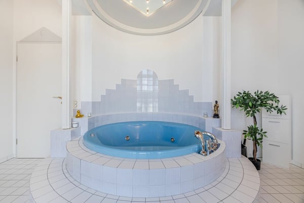 Repräsentative und einmalige Villa an Top-Wohnlage mit attraktiver Seesicht und Einliegerwohnung 31