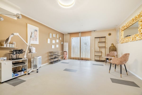 Repräsentative und einmalige Villa an Top-Wohnlage mit attraktiver Seesicht und Einliegerwohnung 53