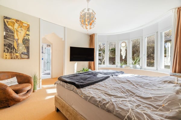 Repräsentative und einmalige Villa an Top-Wohnlage mit attraktiver Seesicht und Einliegerwohnung 24