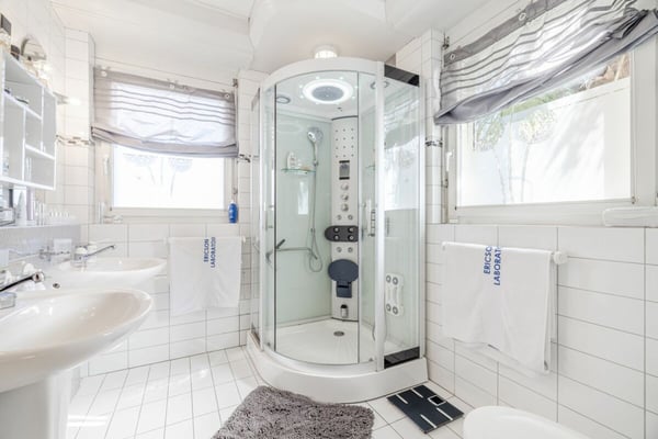 Repräsentative und einmalige Villa an Top-Wohnlage mit attraktiver Seesicht und Einliegerwohnung 27