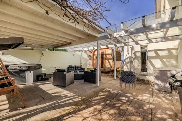 Repräsentative und einmalige Villa an Top-Wohnlage mit attraktiver Seesicht und Einliegerwohnung 17