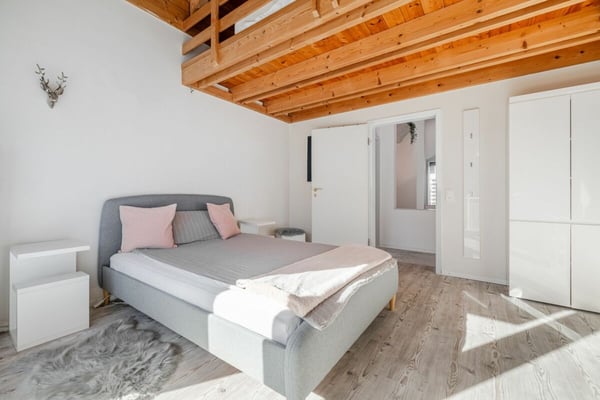 Repräsentative und einmalige Villa an Top-Wohnlage mit attraktiver Seesicht und Einliegerwohnung 36