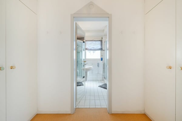Repräsentative und einmalige Villa an Top-Wohnlage mit attraktiver Seesicht und Einliegerwohnung 26