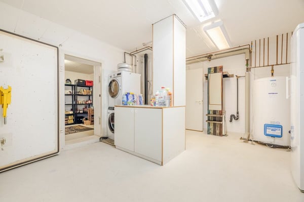 Repräsentative und einmalige Villa an Top-Wohnlage mit attraktiver Seesicht und Einliegerwohnung 54