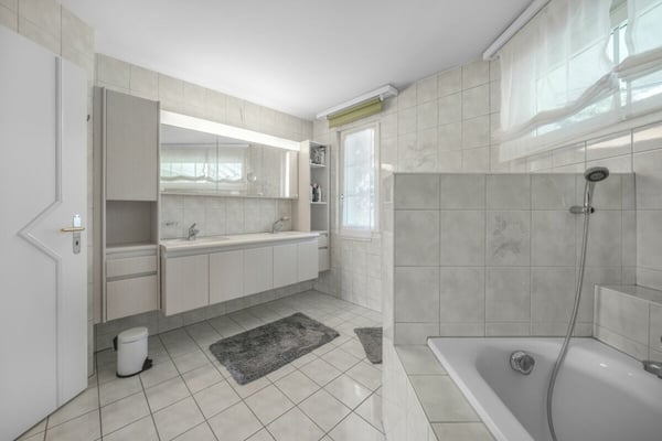 Familienfreundliches, zentral- und ruhig gelegenes Reiheneckhaus mit viel Platz und Baulandreserve 48