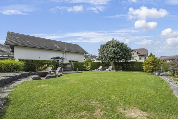 Familienfreundliches, zentral- und ruhig gelegenes Reiheneckhaus mit viel Platz und Baulandreserve 2