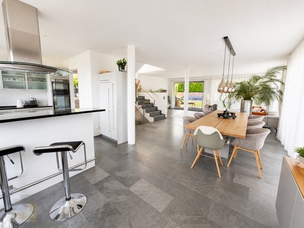 MODERN, FREISTEHEND MIT SEESICHT & BEHEIZBAREM POOL 10