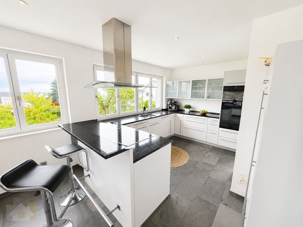 MODERN, FREISTEHEND MIT SEESICHT & BEHEIZBAREM POOL 9