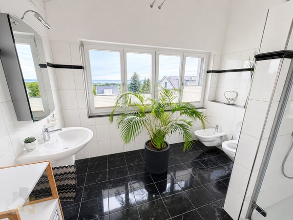 MODERN, FREISTEHEND MIT SEESICHT & BEHEIZBAREM POOL 13