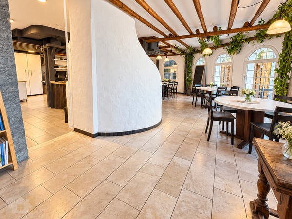 Restauranträumlichkeiten mit Aussensitzplatz 2