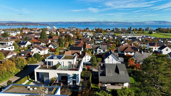 Luxuriöses 2.5-Zimmer-Wohnerlebnis mit Seepanoramablick in Bottighofen TG 2