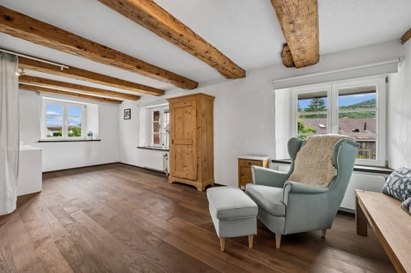 Stilvoll renoviertes Baselbieter Bauernhaus mit grossem Garten, Pool und Nachbargrundstück 11