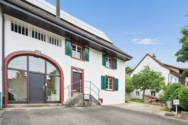 Stilvoll renoviertes Baselbieter Bauernhaus mit grossem Garten, Pool und Nachbargrundstück 2