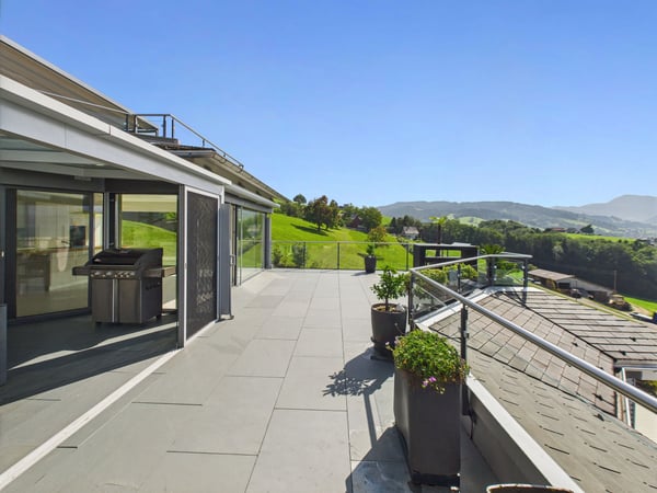 Exklusive Terrassenwohnung an wunderschöner Lage mit freier Sicht auf die Berge, die Linthebene und den Zürichsee 2