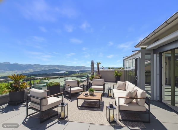 Exklusive Terrassenwohnung an wunderschöner Lage mit freier Sicht auf die Berge, die Linthebene und den Zürichsee 1