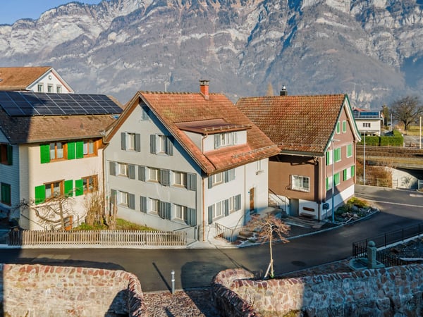 Einfamilienhaus mit viel Potenzial in Seenähe, umgeben von traumhafter Bergwelt 1