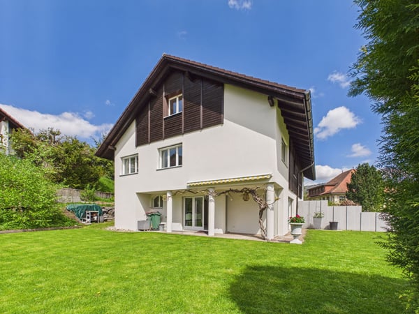 Charmantes 5.5-Zimmer-Doppeleinfamilienhaus mit Weitsicht & Gartenparadies am Ende einer Sackgasse 2