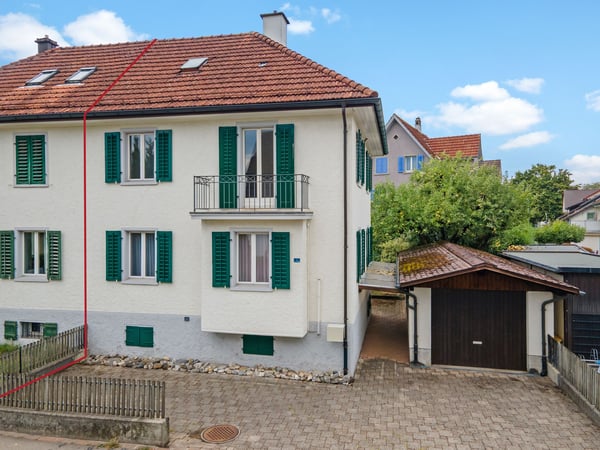 Charmantes Doppeleinfamilienhaus mit Garten | Zentrumsnah und voller Potenzial 2