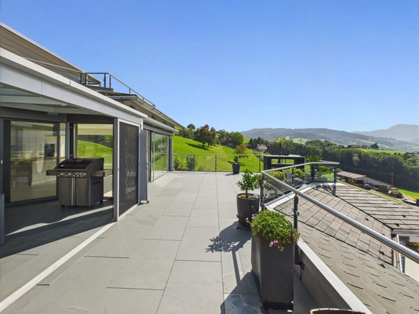 Exklusive Terrassenwohnung an wunderschöner Lage mit freier Sicht auf die Berge, die Linthebene und den Zürichsee 2