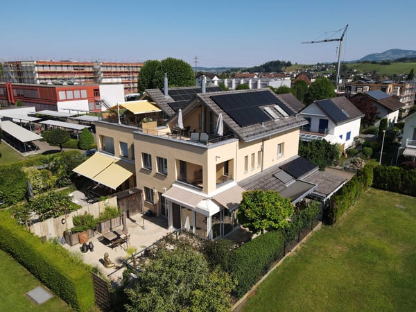 Grosszügige Haushälfte in ruhigem Wohnquartier mit Top-Anbindung an zentrumsnaher Lage 10