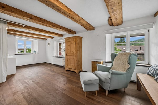 Stilvoll renoviertes Baselbieter Bauernhaus mit grossem Garten, Pool und Nachbargrundstück 11