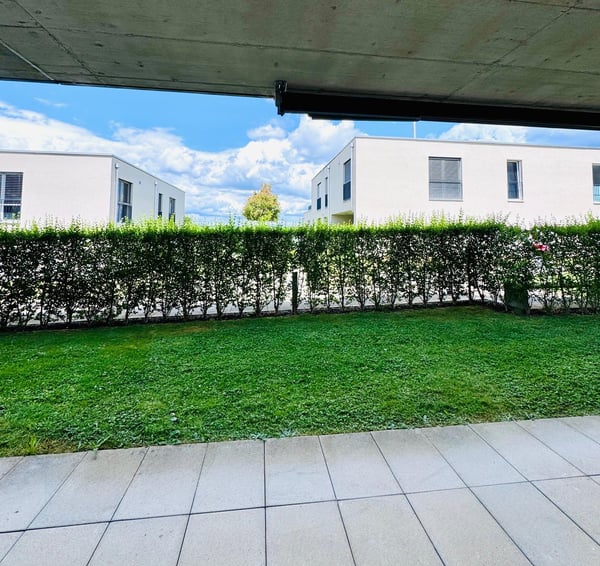 moderne Parterrewohnung mit grossem Sitzplatz in Seerheinnähe 1