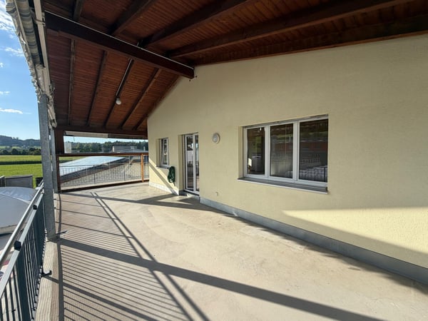 Grosszügige 5.5 Zimmer Dachwohnung mit Panoramablick und separatem Büro
