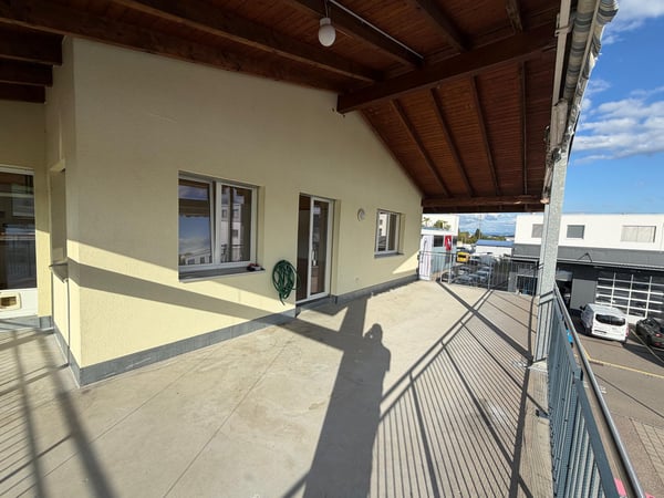 Grosszügige 5.5 Zimmer Dachwohnung mit Panoramablick und separatem Büro 2