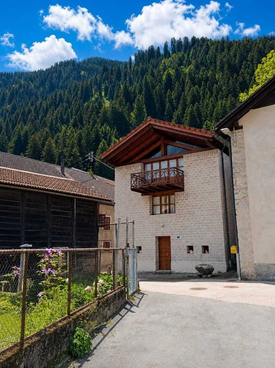 AMBRI - Vendiamo casa unifamiliare contemporanea nel nucleo storico 3