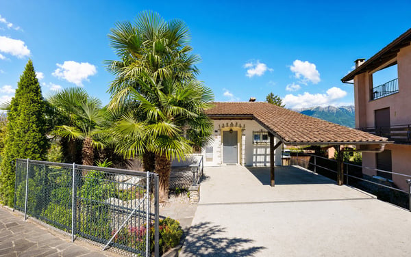 PIAZZOGNA - Casa bifamiliare ristrutturata, ampio giardino, vista lago 1