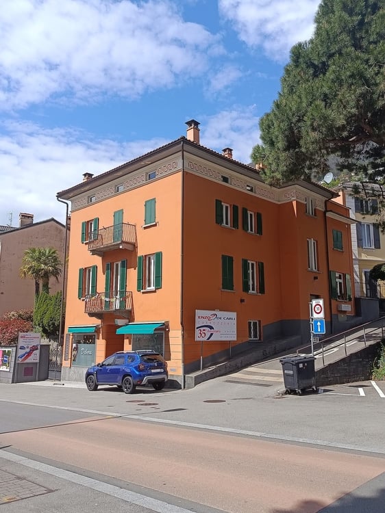 Casa tipica a reddito nel cuore di Muralto - 2 negozi e 3 appartamenti 1