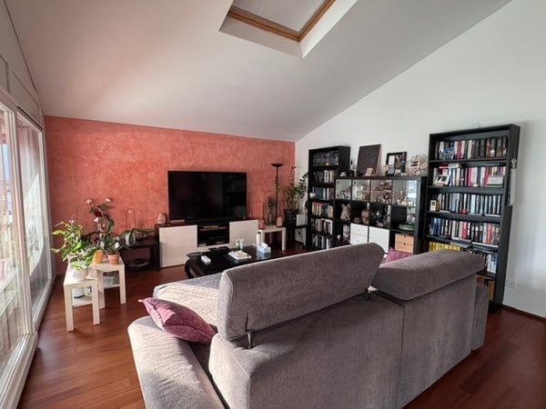 Affittasi ampio 4.5 locali, terrazzo panoramico, soppalco e 2 posteggi 2